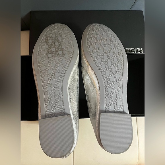 Like New Kenneth Cole silver studded flats 7M - Picture 5 of 7